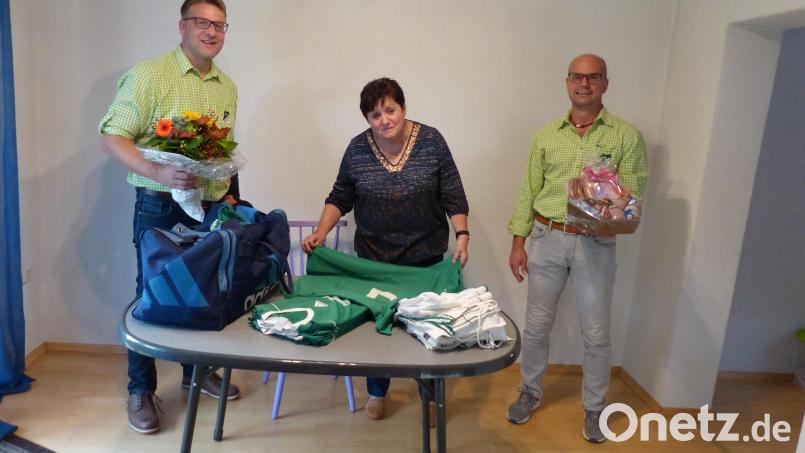 Die Handgriffe beim kontrollieren der gewaschenen Trikots und das Zusammenlegen beherrscht Hermine Hausner wie niemand anders beim TSV Neudorf. Schließlich hat sie diese Aufgabe 47 Jahre lang für die Fußballer erledigt. Zum offiziellen Ende ihres Engagements sagten Vorsitzender Richard Zeiler (rechts) und Stellvertreter Andreas Schärtl (links) ein riesiges Dankeschön. Bild: hme