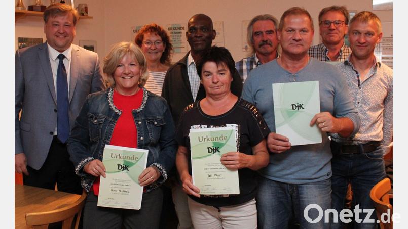 Die DJK Utzenhofen wählt einen neuen Vorstand (vorn, von links): Bürgermeister Stefan Braun, Andrea Mayer, Kathi Kerschensteiner und Thomas Wittmann; hinten (von links): Pfarrer Carles Nwamiro, Jürgen Hiereth, Willi Meier, Johann Gradl und Stefan Fromm. Bild: aun