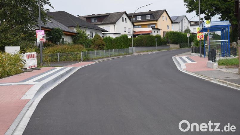 Die Kreisstraße 23, die durch den Ort Ebermannsdorf führt, ist fertig ausgebaut, und auch die Bushaltestellen sind neu. Was nachhinkt, ist die Parkmoral. Deshalb wird in diesem Bereich ein einseitiges Halteverbot eingerichtet, um den Bussen ein gesichertes Durchkommen zu ermöglichen. Bild: bö