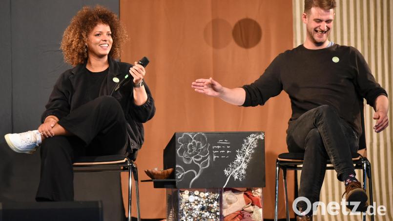 Auch die beiden Neuen im Ensemble des Landestheaters, Mona Fischer und Johannes Lukas, hatten am Theatertag viel Spaß. Bild: Tobias Schwarzmeier