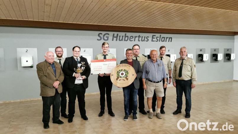 Die Schützenführung um Schützenmeister Daniel Biermeier (mit Scheck der Marktgemeinde) dankte im Beisein der Ehrenmitglieder vor allem Bürgermeister Reiner Gäbl (mit Schützenscheibe) und Gauschützenmeister Stefan Brandmiller (mit Pokal) für die Gastgeschenke. Bild: gz