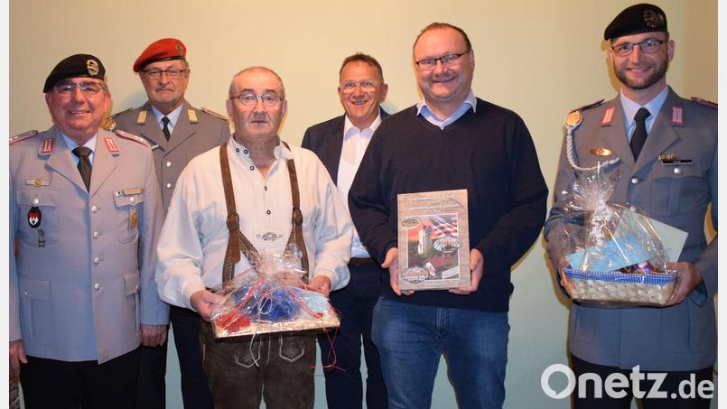 Der komplette Vorstand der Reservistenkameradschaft Freihung gratuliert dem Zweiten Vorsitzenden Gerhard Lindthaler zum 70. Geburtstag (von links): Vorsitzender Norbert Bücherl, Kassier Klaus Paa, Geburtstagsjubilar Gerhard Lindthaler, Schriftführer Michael Wirth, Bürgermeister Uwe König und Dritter Vorsitzender Dominik Falk. Bild: nbu