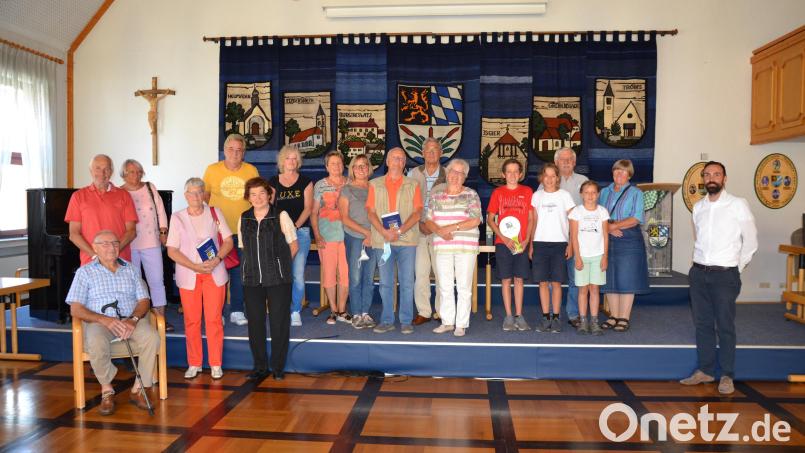 Bürgermeister Armin Bulenda (rechts) ehrt im Rathaus treue Urlauber. Bild: gi