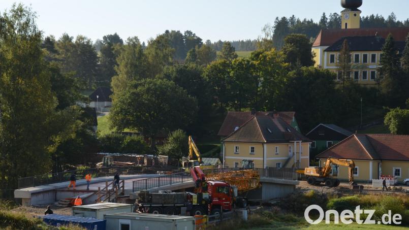 Im Pfreimdtal spannt sich bereits mächtig die neue Brücke über die Pfreimd. Bevor die Freigabe erfolgen kann müssen aber noch die Straßenanbindung, die Ortsdurchfahrt, Hausanschlüsse und der Gehweg von den Straßenbauern gebaut werden. Bild: doj