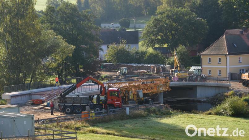 Im Pfreimdtal spannt sich bereits mächtig die neue Brücke über die Pfreimd. Bevor die Freigabe erfolgen kann müssen aber noch die Straßenanbindung, die Ortsdurchfahrt, Hausanschlüsse und der Gehweg von den Straßenbauern gebaut werden. Bild: doj