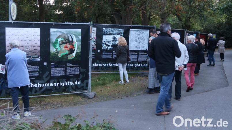 Die Ausstellungseröffnung &quot;Pictures For The Human Rights&quot; in der Kurt-Schumacher-Allee stieß auf großes Interesse. Bild: Kunz