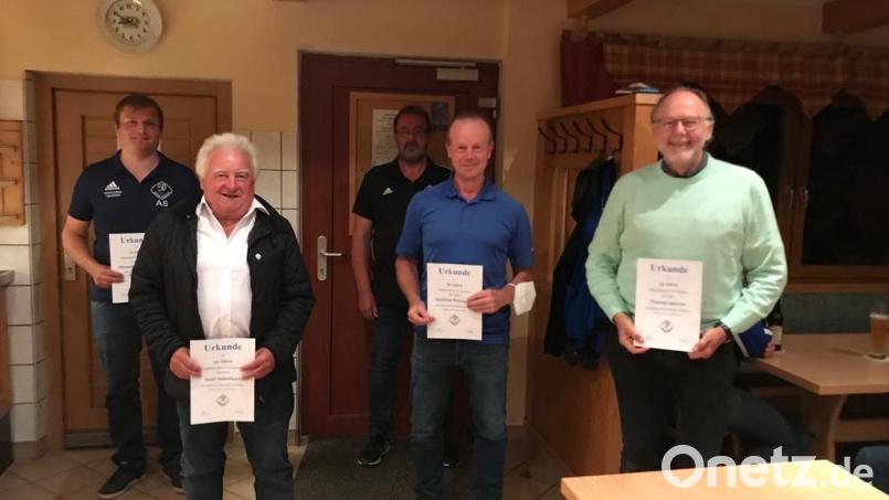 Langjährige Mitglieder des SV Griesbach wurden bei der Jahresversammlung geehrt ( (von links): Alexander Schneider, Josef Haberkorn, Erster Vorsitzender Riedl, Matthias Reisnecker und Thomas Sporrer. Bild: SV Griesbach/exb
