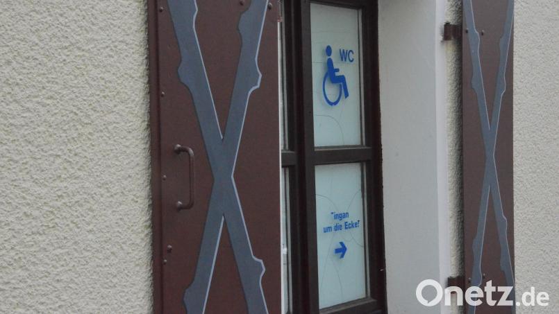 Die Behinderten-Toilette im Alten Rathaus soll auch Menschen mit zeitlich begrenzten Behinderungen zugänglich gemacht werden, fordert der Weidener Seniorenbeirat. Bild: Kunz
