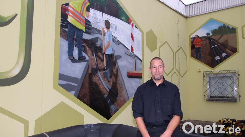 Künstler Markus Raab hat in im Sommer dieses Jahres die 400 Quadratmeter große Fassadenfläche der Versorgungszentrale der Fernwärme Schwandorf Süd künstlerisch veredelt. Bild:  Dobler