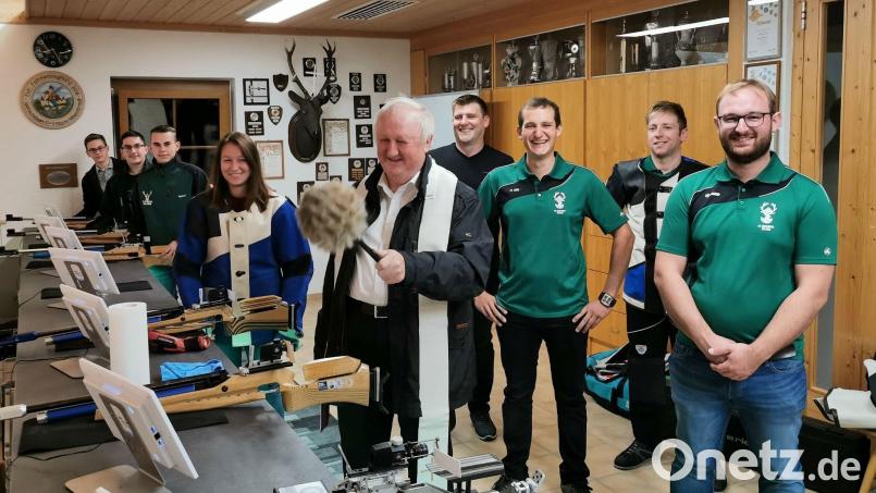 Pfarrer Erwin Bauer segnet die Mitglieder und das neue Inventar der Schützenhalle. Bild: gz
