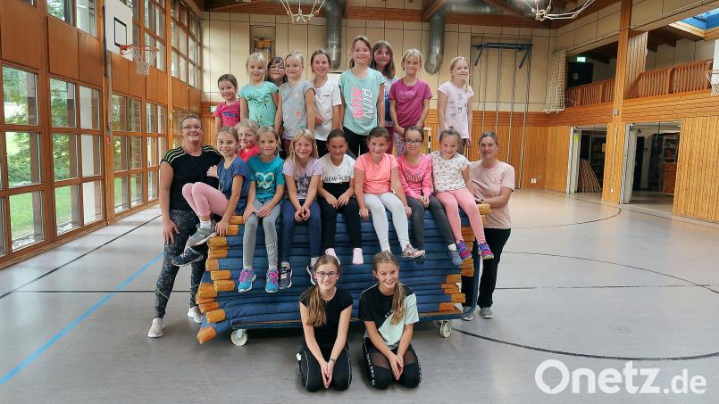Die „Jumping Girls“ werden von Tanja Totzauer (links) und Verena Müller (rechts) betreut. Bild: bsc