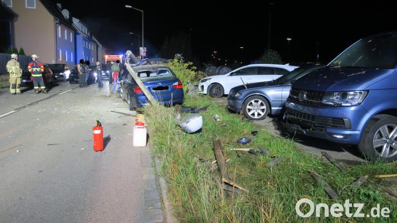 Bei diesem Unfall in der Nacht zum Sonntag in der Steinberger Straße entstand an einem Auto Totalschaden, weitere wurden zum Teil erheblich beschädigt. Verletzt wurde niemand. Bild: Polizei Schwandorf/exb