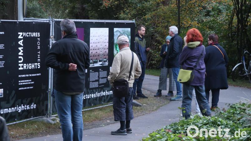 Die Ausstellungseröffnung &quot;Pictures For The Human Rights&quot; in der Kurt-Schumacher-Allee stieß auf großes Interesse. Bild: Kunz