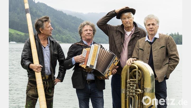 Gerhard Polt und die Well-Brüder aus dem Biermoos gestalten am 14. Oktober im Stadttheater einen besonderen bairischen Abend. Bild: Hans Peter Hösl/exb
