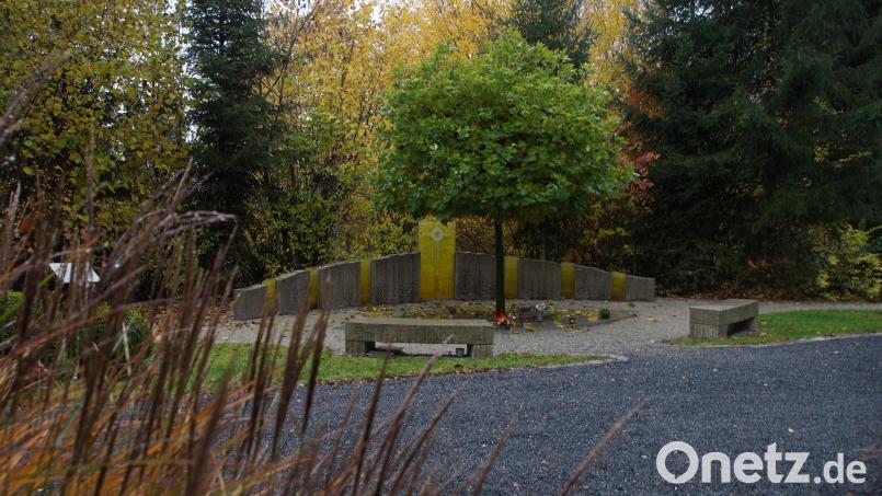 Am Waldfriedhof Krummennaab sind am Denkmal &quot;Auge Gottes&quot; Urnengräber. Die Gebühren für die Nutzung der Stellplätze wurde in der neuen Friedhofsgebührensatzung günstiger. Archivbild: kaz