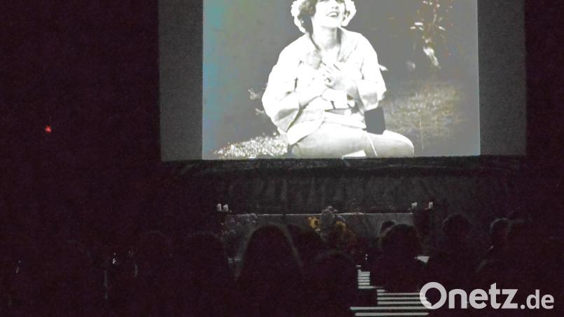 In de Josefskirche flimmerte der Stummfilm mit Mildred Davis und Harold Lloyd über die Leinwand. Bild: Kunz