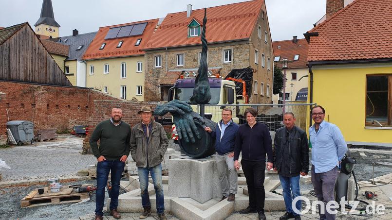 Das neue Zoigleck in Windischeschenbach nimmt Formen an: Die Zoiglskulptur vereint sich mit dem Brunnen. Darüber freut sich auch Künstler Harald Bäumler (Dritter von rechts). Bild: Stadt Windischeschenbach/exb