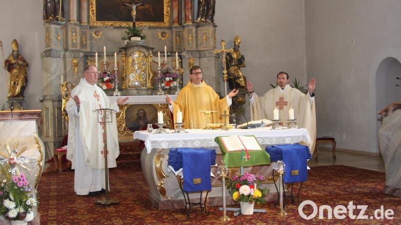 Den Aussendungsgottesdienst in der Pfarrkirche St. Michael in Wiesau zelebrierten (von links) Pfarrer Markus Nees, Domkapitular Thomas Pinzer und Pater Dominikus von den Passionisten aus Schwarzenfeld. Bild: wro