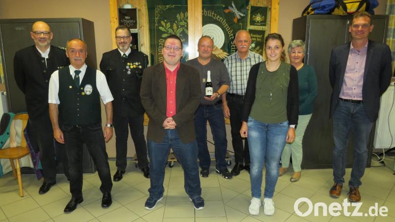 Wolfgang Weiß (hinten, links) vom Oberpfälzer Nordgau und Bürgermeister Ernst Schicketanz (rechts) dankten dem scheidenden Schützenmeister Jürgen Merkl für seine Arbeit. Sie wünschten dem neuen Vorstand alles Gute und lobten die Treue der Jubilare. Von links: Wolfgang Weiß, Jürgen Merkl, Christian Behr, erster Schützenmeister Manuel Stich, Reinhold Stich, Ludwig Stöckl, Maria Neubauer und Evelyn Stöckl. Bild: adj