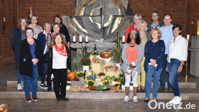 Die neuen Hospizbegleiter des Malteser Hilfsdienstes mit ihren Ausbilderinnen vor dem für das Erntedankfest geschmückten Altar der Maria-Waldrast-Kirche. Bild: hcz