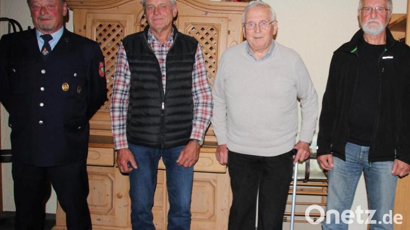 Die Feuerwehr Waldershof ehrte langjährige Mitglieder. Das Bild zeigt von links Peter Brüchner, Karl Schraml, Gerhard Braun und Winfried Grillmeier. Bild: kro