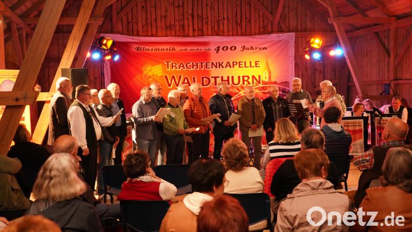 Die Waldthurner Sänger imponieren mit der Trachtenkapelle im Spielberger Kulturstodl. Bild: fvo
