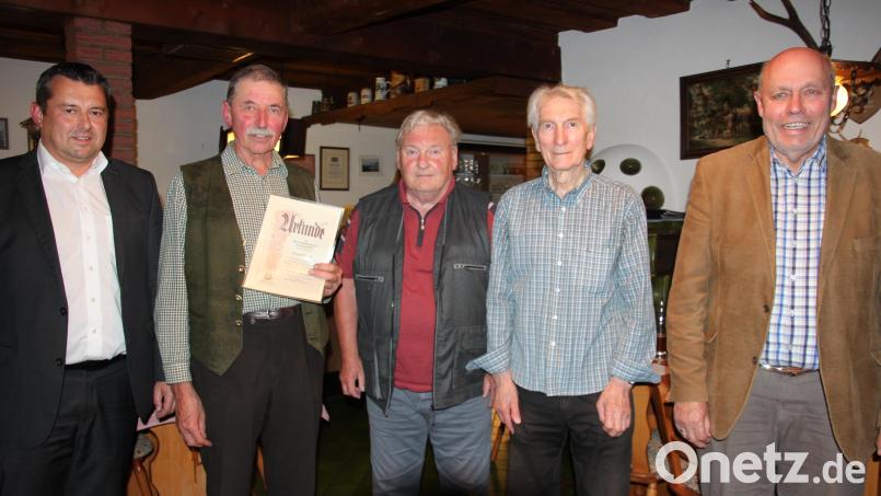Das neu gewählte Vorstandsteam des MGV Bad Neualbenreuth: (von links) Zweiter Bürgermeister Christian Hebert, Vorsitzender Ferdinand Köstler, Franz Danhauser, Oswald Jäger und Albert Köstler. Ferdinand Köstler wurde zudem mit einer Urkunde für seine 20-jährige Tätigkeit als Vorsitzender ausgezeichnet. Bild: kro