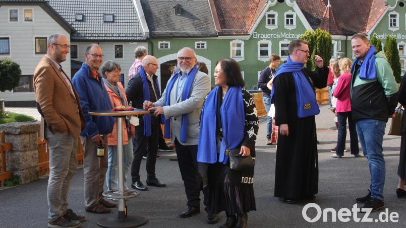 Nach dem Aussendungsgottesdienst fand ein Stehempfang mit kleinem Imbiss statt. Das Treffen 
 nutzte man für ein erstes Kennenlernen. Bild: wro