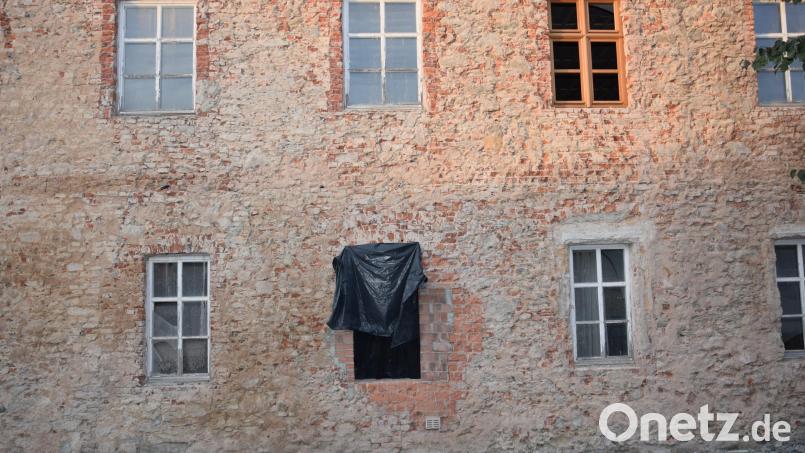 Der Auftrag für die Denkmalschutz-Fenster für das Lobkowitz-Schloss wurde in der Septembersitzung des Marktgemeinderates vergeben. Ein Musterfenster ist dafür eingebaut worden. Bild: fla