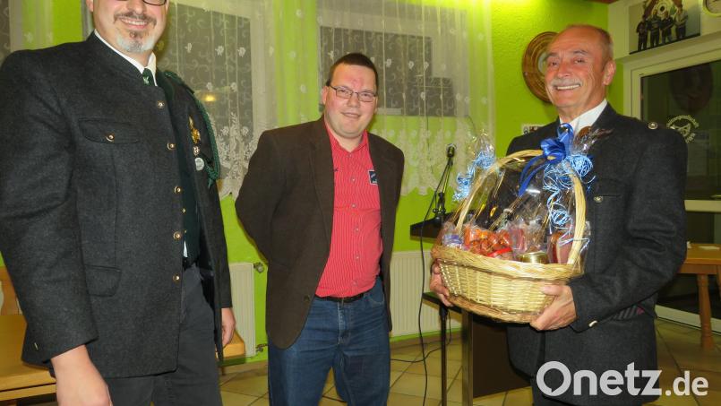 Mit einem Präsentkorb dankten Christian Behr und Manuel Stich dem scheidenden Schützenmeister Jürgen Merkl (von rechts) für sein langjähriges Engagement. Bild: adj