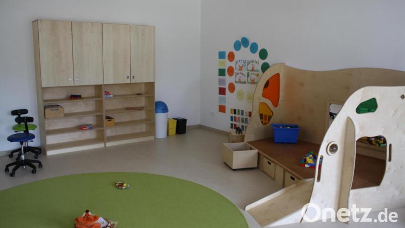 Auf lange Sicht investieren und dabei immer noch Raum für Neues bewahren: Mit soliden und vielseitigen Holzmöbeln sind die Räume der Kita ausgestattet, dabei bleibt noch reichlich Platz für die Selbstentfaltung der Kinder und für neue Ideen. Bild: bjp