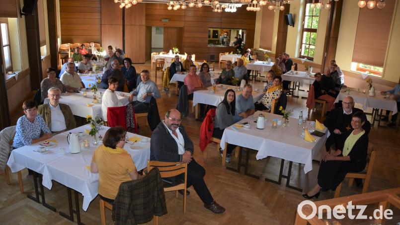 Im Saal des Josefsheims feierten die Ehejubilare am Samstagnachmittag bei Kaffee und Kuchen und mit musikalische Begleitung ihre Jubiläen, danach folgte ein Dankgottesdienst in der Stadtpfarrkirche. Bild: jr