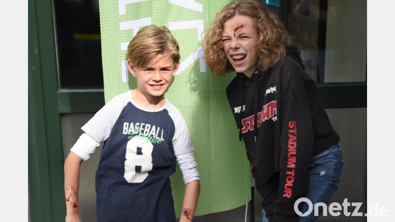 Täuschend echte Kopf- oder Schürfwunden oder ein aufgeschlagenes Knie - kein Problem für die Maskenbildner des LTO. Bild: Tobias Schwarzmeier