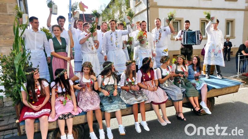 Auf einem geschmückten Wagen ging es durchs Dorf. Bild: hai