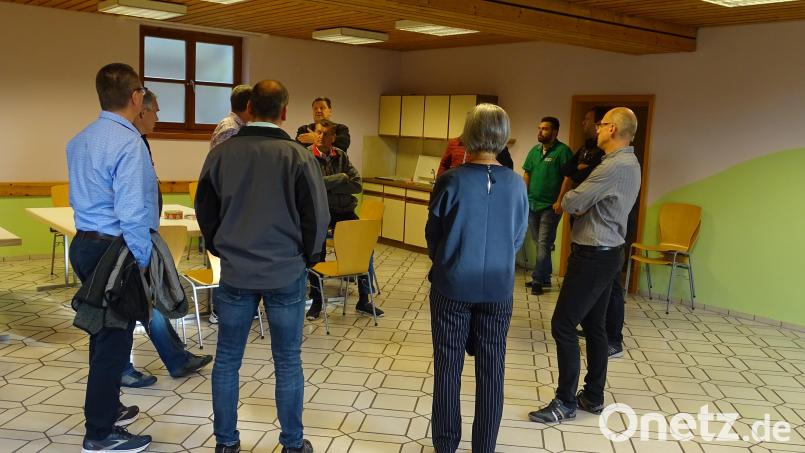 Im Tiefgeschoss des Wolfringer Rathauses soll das Trauungszimmer für Brautpaare aus der Gemeinde Fensterbach neu entstehen. Der Gemeinderat kam vor Ort zu einer Besichtigung zusammen und signalisierte Zustimmung für die Pläne des Bürgermeisters. Bild: Houschka