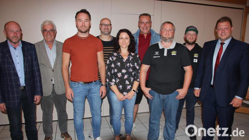 Das neue Vorstands- und Funktionärsteam des EGHC Stiftland Mitterteich. Von links Stadtverbandsvorsitzender Peter Haibach. Alois Häckl, Daniel Bienek, Daniel Broschik, Anke Günthner, Vaclac Drobny, Vorsitzender Joachim Firneis, Tobias Schraml und Bürgermeister Stefan Grillmeier. Bild: kro