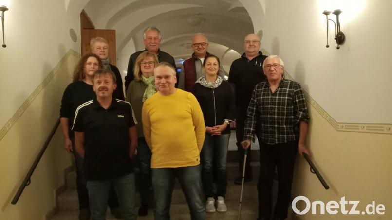 An der Spitze des „Fördervereins Hallenbad“ stehen (obere Reihe, von links) Beisitzerin Rosemarie Fischer, Kassenprüfer Winfried Hecht, Max Gmeiner, Beisitzer Herbert Seitz sowie (mittlere Reihe, von links) Beisitzerin Kerstin Rahm, Kassiererin Gisela Koenig, Schriftführerin Irmgard Wettinger und (vorne, von links) Zweiter Vorsitzender Rudolf Mark, Erster Vorsitzender Markus Fichtner und Beisitzer Josef Zant. Bild: Förderverein Hallenbad/exb