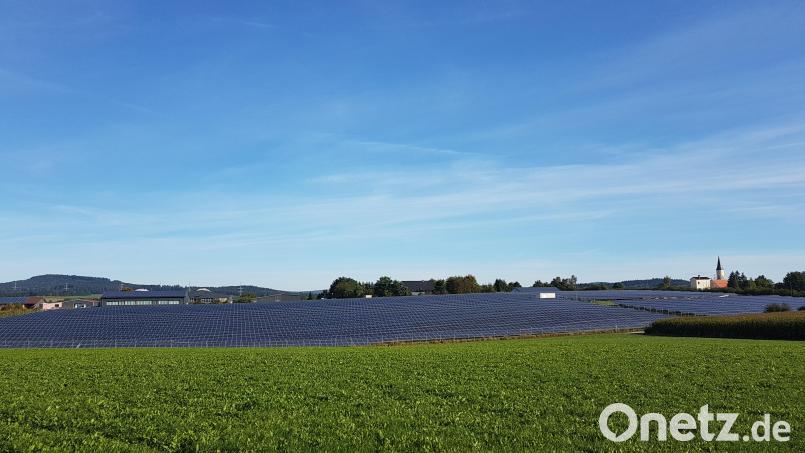 Zwei Freiflächen-Photovoltaikanlagen beeinträchtigen jetzt schon das Ortsbild von Moosbach. Das wollen die Gemeinderäte künftig mit einem Leitfaden verhindern. Bild: gi