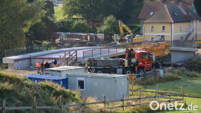 Im Pfreimdtal spannt sich bereits mächtig die neue Brücke über die Pfreimd. Bevor die Freigabe erfolgen kann müssen aber noch die Straßenanbindung, die Ortsdurchfahrt, Hausanschlüsse und der Gehweg von den Straßenbauern gebaut werden. Bild: doj