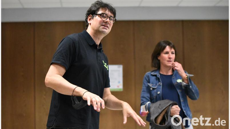 Regisseur und künstlerischer Leiter Till Rickelt bespricht in einer echten Theaterprobe die Szene mit Publikum und Darstellerin. Bild: Tobias Schwarzmeier