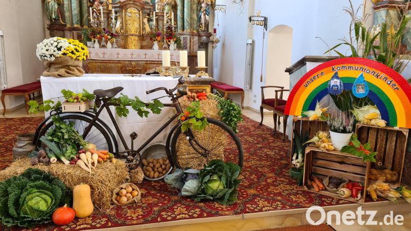 Bei der Gestaltung des Erntealtars in Schwarzenbach wirkten auch die Kommunionkinder mit. Bild: kro