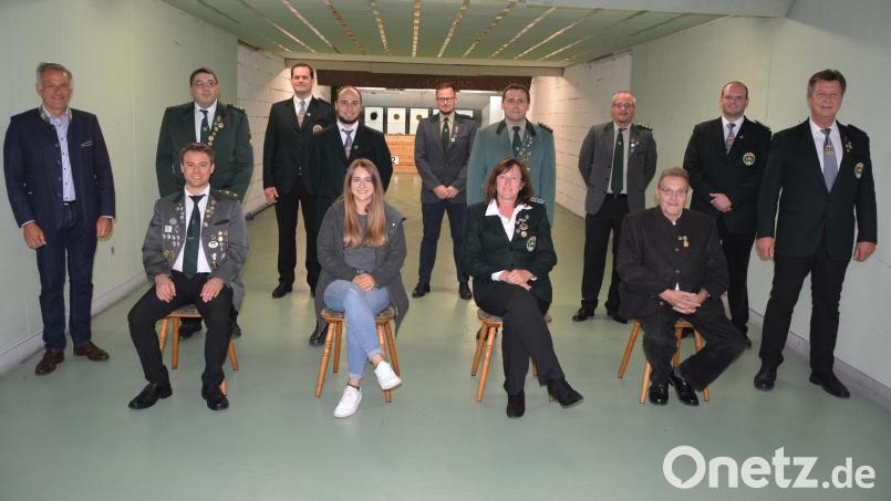Hohe Auszeichnungen gab es bei der Versammlung des Stiftlandgaus. Im Bild sitzend von links Karl Krasser jun., Sarah Weiß, Angela Petersohn und Karl-Heinz Glaser, stehend von links Landrat Roland Grillmeier, Bernhard Ernstberger, Armin Strohmeier, Manuel Ernst, Johannes Wittmann, Roland Hermann, Stefan Trautner, Florian Greil und Gauschützenmeister Manfred Zölch. Bild: jr