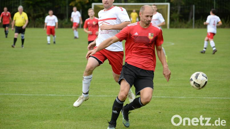 Voller Einsatz von Iwan Riel (rechts), hier im Zweikampf mit dem Hohenburger Michael Landshammer. Riel musste kurz vor Schluss mit Gelb-Rot vom Platz. Bild: Andreas Brückmann