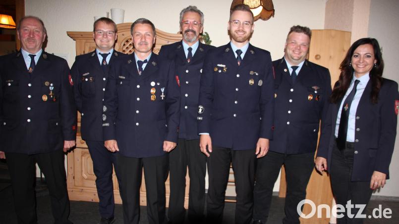 Das neu gewählte Vorstandsteam der Feuerwehr Waldershof: Von links Toni Kaiser, Florian Spörer, Dieter Schöffel, Bernd Kowalevski, Vorsitzender Fabian Totzauer, Matthias Wolf und Bürgermeisterin Margit Bayer. Bild: kro