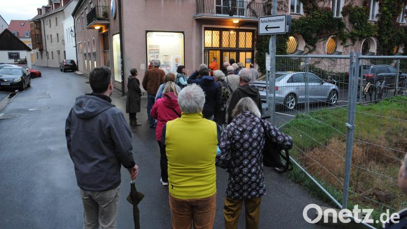 Relativ großer Andrang zum Vortrag herrschte selbst noch nach dem eigentlichen Starttermin um 19 Uhr vor dem Ringtheater. Bild: Andreas Brückmann