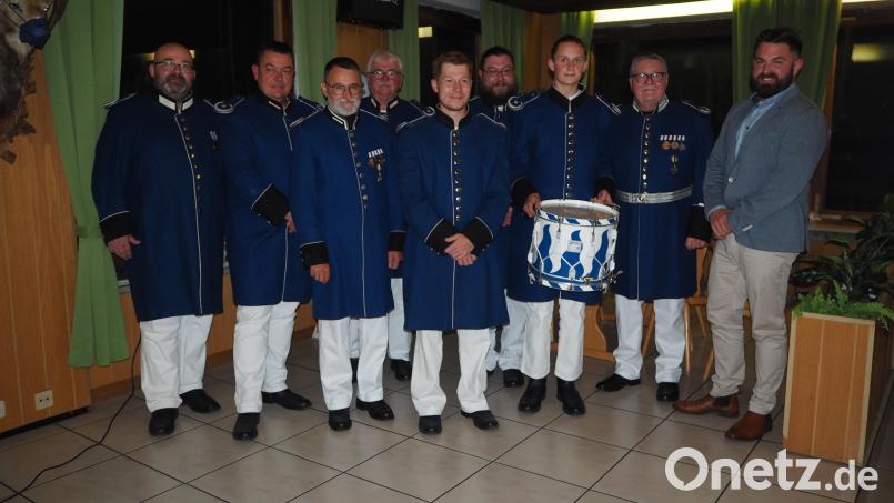 Uli Konz (Zweiter von rechts) ist nun Stadtehrenhauptmann. Eine neue, zusätzliche Trommel bekam Jakob Schuster. Bild: krb