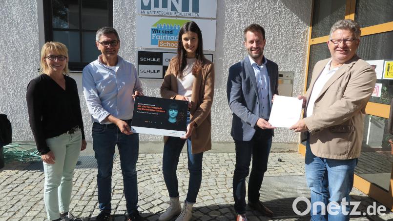 Realschuldirektor German Helgert (rechts) unterzeichnete den Kooperationsvertrag der Realschule am Tor zur Oberpfalz mit Thomas Lange und Vanessa Donius (Zweiter und Dritte von rechts). Beratungsrektorin Margit Friedl (links) und Beratungsrektor Hermann Daubenmerkl (Zweiter von links) werden bei der praktischen Umsetzung in der Realschule eine wichtige Rolle spielen. Bild: jzk