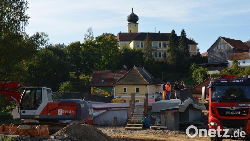 Im Pfreimdtal spannt sich bereits mächtig die neue Brücke über die Pfreimd. Bevor die Freigabe erfolgen kann müssen aber noch die Straßenanbindung, die Ortsdurchfahrt, Hausanschlüsse und der Gehweg von den Straßenbauern gebaut werden. Bild: doj