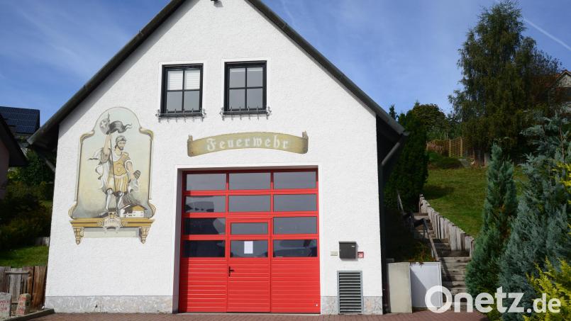Das Feuerwehrhaus Neudorf erhält rechts einen Queranbau. Die jetzige Außentreppe wird dann zur Innentreppe. In der bestehenden Garage (rotes Tor) werden Umkleide- und Sanitärräume eingebaut. Bild: bey