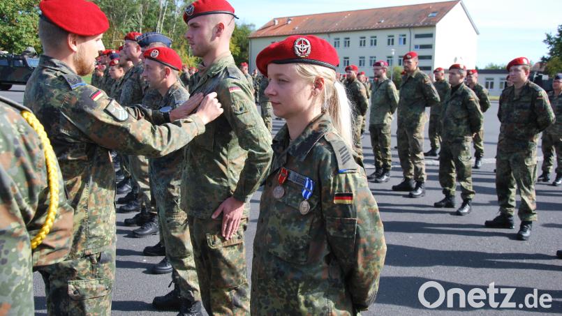 Major Björn Kloß zeichnete Bundeswehrsoldaten mit der Ehrenmedaille aus. Bild: Gerd Spies